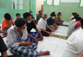 Serka Supriyanto dan Sertu Joko M. Melaksanakan pemantauan dan sholat tarawih di masa pandemi Masjid Sholihin dukuh Karangbendo Kelurahan Kroyo Kec Karangmalang.