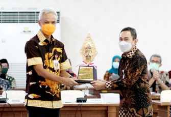 Bupati Pati ketika menerima penghargaan dari Gubernur Jateng