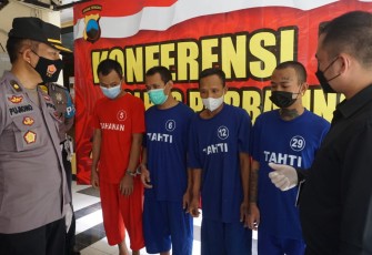 Sebanyak lima orang tahanan yang sempat kabur dari ruang tahanan Polres Purbalingga berhasil ditangkap kembali. Hal itu terungkap saat digelar konferensi pers di Mapolres Purbalingga, Rabu (14/4/2021) siang.