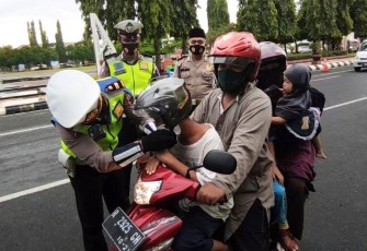 Aksi simpatik digelar Satlantas Polres Purbalingga dalam rangka Operasi Keselamatan Lalu Lintas Candi tahun 2021. Aksi tersebut digelar di lingkar utara Alun-alun Purbalingga, Rabu (14/4/2021) sore.