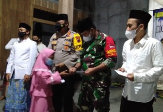 Bupati Batang bersama jajaran forkopimda menggelar Tarawih Ukhuwah atau Tarawih Keliling (Tarling) hari ke- 3 di Masjid At Taqwa, Desa Tedunan, Kecamatan Gringsing, Kabupaten Batang, Jumat (16/4/21).