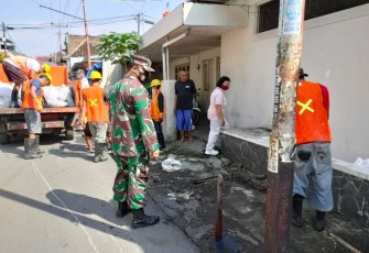 Babinsa Kelurahan Kemlayan  Koptu Catur Handoko Koramil 03 Serengan kodim 0735 / surakarata berserta Plt. Lurah (Sayuti, S.Sos. MM) meninjau  Kegiatan Sosialisasi dan alat perorangan untuk bekerja Cash Form Work ( CFW )  Padat Karya Tunai Kotaku wilayah Serengan Kota Surakarta,(18/04) 