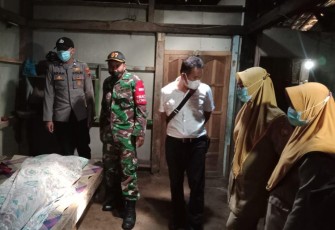 Anggota Polsek,Koramil Sukorejo serta petugas kesehatan dari Puskesmas 1 Sukorejo berada di TKP Senin 19/4/2021