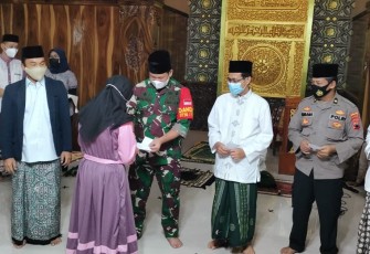 Komandan Kodim 0736/ Batang bersama Bupati Batang Wihaji serta Forkopimda kali ini melaksanakan shalat tarawih ukhuwah dimasjid Baitul Mukminin, Desa Sumurbanger, Kecamatan Tersono, Kabupaten Batang, Senin (19/4/21) malam.
