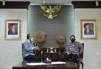 Dirjen Bea Cukai Askolani bersilaturahmi dengan Kapolri Jenderal Polisi Listyo Sigit Prabowo di Mabes Polri, Jakarta, Senin (19/4/2021).