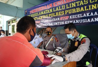 Satlantas Polres Purbalingga menggelar pemeriksaan kesehatan gratis bagi awak angkutan, Selasa (20/4/2021).