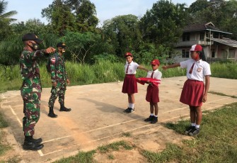Personel Satgas Pamtas RI-MLY Yonif 407/PK Pos Muakan melatih Siswa-siswi Tata Cara Pengibaran Bendera di SDN 08 Muakan yang berada di Dusun Muakan Hulu, Desa Muakan Petinggi, Kecamatan Ketungau Hulu, Kabupaten Sintang, Kalimantan Barat. Rabu (21/04/2021).