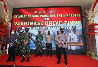 Panglima TNI Marsekal Hadi Tjahjanto dan Kapolri Jenderal Listyo Sigit Prabowo meninjau langsung pelaksanaan vaksinasi massal di Bali. Peninjauan itu dilakukan di GOR Kepaon Kodam Udayana dan Mall Bali Galeria, Rabu (21/4/2021).
