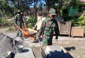 Anggota Koramil 11/Jambu kodim 0714/Salatiga membantu pembuatan rumah salah satu warga binaan di Krajan Atas Rt 01/02 Kelurahan Gondoriyo Kecamatan Jambu  Kabupaten Semarang Kamis 22-04-2021