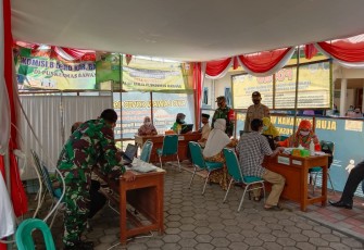 Babinsa Koramil 04/Bawang mendampingi serta memonitor kegiatan Vaksinasi Covid- 19 tahap I bagi para lansia di Puskesmas Bawang, Kecamatan Bawang, Kabupaten Batang, pada jumat (23/4/21)
