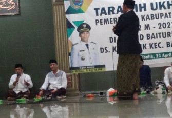 Bupati Batang Wihaji menggelar Tarawih Ukhuwah, di Masjid Baiturrokhim Desa Kalibalik, Kecamatan Banyuputih, Kabupaten Batang, Jumat (23/4/2021).