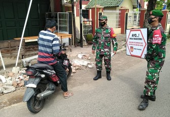 Anggota Koramil 10/Batang  melakukan operasi PPKM di Jalan Perintis Kemerdekaan, Kelurahan Watesalit, Kecamatan Batang, Kabupaten Batang, Minggu (25/4/21) pagi.