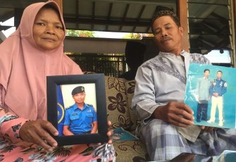 Rakiyan (59) dan Rosita (56) orang tua dari Mayor Laut (P) Eko Firmanto salah satu awak KRI Nanggala 402
