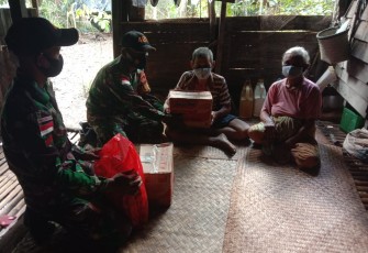 Satgas Pamtas RI-MLY Yonif 407/PK Pos Langau II membagikan sembako gratis kepada masyarakat Desa Langau, Kecamatan Puring Kencana, Kabupaten Kapuas Hulu, Kalbar. Selasa (27/04/21).