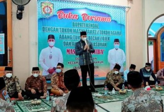 Bupati Kendal Dico M. Ganinduto, B.Sc pimpin rapat Koordinasi Optimalisasi peran Forkopimcam, Kades - Lurah, RT - RW dalam pelaksanaan PPKM  Berbasis Mikro jelang dan Pasca Hari Raya Idul Fitri 1442 Hijriyah di Pendopo Tumenggung Bahurekso, Rabu (28/4/2021).