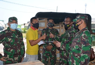 Kodam IV/Diponegoro menerima bantuan berupa kloset sebanyak 300 unit dari jumlah yang direncanakan 1016 unit dari PT. Graha Pelangi Jaya yang diterima Mayor Inf Alwi Pabanda Bhakti TNI Sterdam IV/Diponegoro, bertempat di Terboyo Wetan, Kec. Genuk Kota Semarang, Jawa Tengah, Kamis (29/04/2021).