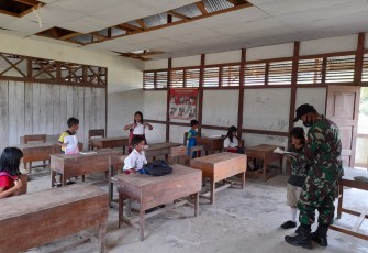 Personel Pos Riam Sejawak Satuan Tugas Pengamanan Perbatasan (Satgas Pamtas) Yonif 407/PK menjadi Tenaga Pendidik (Gadik) di SDN 15 Riam Sejawak, Desa Riam Sejawak, Kec. Ketungau Hulu, Kab. Sintang, Kalimantan Barat. Kamis (29/04/2021).