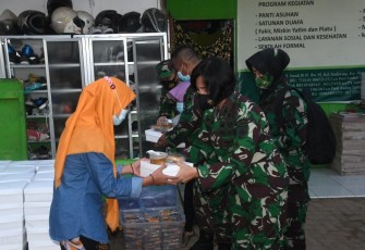 Kepala Ajudan Jenderal (Kaajen) Kodam IV/Diponegoro Kolonel Caj (K) Dra. Selfie Wahantouw beserta staf dengan didampingi perangkat kelurahan memberikan bantuan bingkisan dan makanan buka puasa (takjil) kepada Panti Asuhan Tarbiyatul Khasanah yang berada di Kelurahan Gedawang, Kec. Banyumanik, Kota Semarang, Kamis, (29/4/2021)