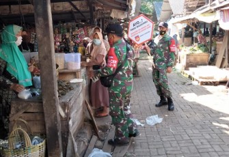 Babinsa koramil 12/Tulis Kodim 0736/Batang, Serka Reni dan beberapa personil lainnya sedang melaksanakan kegiatan memberikan himbauan tentang penerapan protokol kesehatan kepada para pelaku ekonomi di Pasar Tradisional Simbang Desa, Kecamatan Tulis, Kabupaten Batang, pada Jumat (30/4/21)