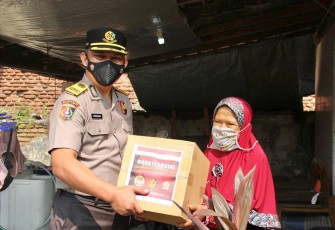 Peserta pendidikan Sekolah Staf Pimpinan (Sespimti) Dikreg 30/2021 beri bantuan sembako pada Warga Kelurahan Bandarharjo Semarang Utara yang membutuhkan dan terdampak covid-19 ,Jumat ( 30/4/2021).