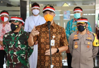 Pangdam IV/Diponegoro Mayjen TNI Rudianto mengikuti Apel Kebangsaan dalam rangka program prioritas 100 hari Kapolri yang bertemakan “Sinergi Untuk Negeri”, di halaman Mapolda Jateng, Jl. Pahlawan  No.1 Mugassari Semarang, Jawa Tengah, Jumat (30/4/2021).