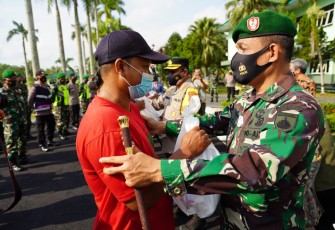 Korem 071/Wijayakusuma, Kodim 0701/Banyumas, Polresta Banyumas bersama dengan penggerak UMKM Banyumas dan FKUB Banyumas memberikan bantuan kepada masyarakat terdampak Covid 19 i