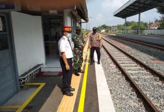 Anggota Koramil 07/Ngrampal dan Bhabinkamtibmas desa Ngarum Bripka Ambar Woko melaksanakan kegiatan Komsos dengan Agus ( Operator Stasiun ).