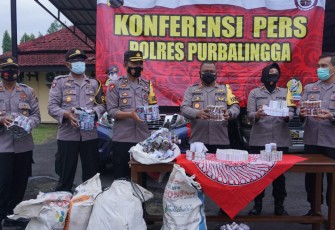 Polres Purbalingga mengamankan ribuan petasan berbagai jenis saat melaksanakan kegiatan rutin yang ditingkatkan (KRYD) menjelang hari raya Idul Fitri 1442 H. Barang bukti petasan hasil sitaan kemudian dimusnahkan dengan cara direndam dalam kolam di komplek Mapolres, Jumat (30/4/2021) sore.
