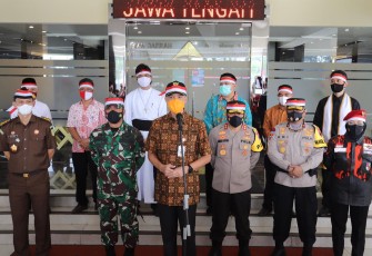 Kapolda Jateng Irjen Pol Ahmad Luthfi menggelar apel Kebangsaan bersama Gubenur Jateng dan Pangdam IV Diponegoro, di halaman Mapolda Jateng, Jumat pagi (30/4/21).