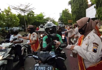 Pegawai Negeri Sipil (PNS) di lingkungan Polres Purbalingga menggelar pembagian takjil untuk pengguna jalan. Kegiatan dilaksanakan di simpang empat patung Jenderal Soedirman Purbalingga, Jumat (30/4/2021) sore.  
