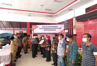 Walikota Santoso Serahkan Hadiah ke Pemenang Lomba Posko PPKM Mikro 