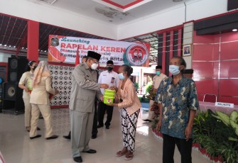 Walikota Blitar Santoso Serahkan Bantuan Pangan ke Lansia (foto : Faisal NR / Klikwarta.com) 