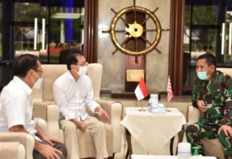 Wakil Kepala Staf Angkatan Laut (Wakasal) Laksamana Madya TNI Ahmadi Heri Purwono, S.E., M.M. mewakili Kasal Laksamana TNI Yudo Margono, S.E., M.M., saat menerima bantuan secara simbolis dari Direktur Utama (Dirut) PT Sido Muncul Irwan Hidayat bertempat di lobby gedung utama Denma Mabesal, Cilangkap, Jakarta Timur, Senin (26/4).