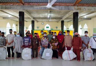  Walikota Rahma Serahkan Alat Tangkap Nelayan dan Pelaku Usaha Kecil