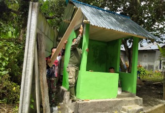Personil satgas TMMD Kodim 1310/Bitung saat melakukan pekerjaan pemasangan lesplan