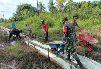 Bina kemanunggalan TNI-Rakyat Babinsa Penjala'an Kodim 1203/Ktp Bantu Warga Buat Jalan Swadaya.