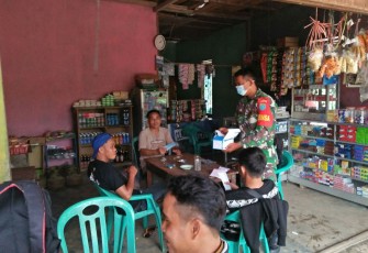 Operasi PPKM, Anggota Koramil Mempawah Hulu Bagikan Masker