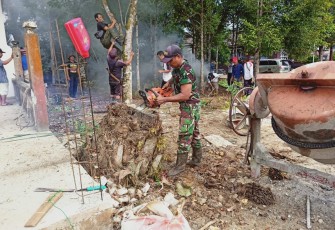 Antisipasi Bencana Babinsa bersama masyarakat Potong Pohon 