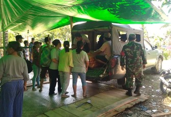 Koramil 1206 - 03/Batang Lupar Bantu Antar Jenazah Menggunakan Mobil Dinas