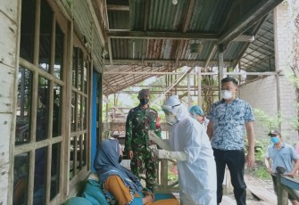 Babinsa 07/Mempawah Hulu Dampingi Pembagian Sembako