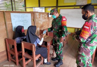 Jauhkan Generasi Penerus dari Covid19, Babinsa Bagikan Masker Kepada Anak - Anak