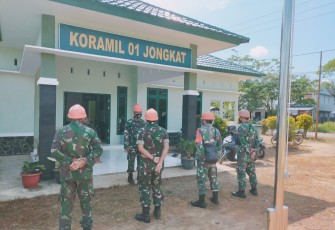 Gerak Cepat, Anggota Koramil Jungkat Cari Hotspot di Desa Wajok Hilir
