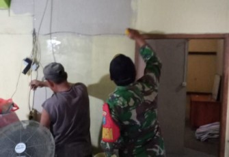 Babinsa Membantu Pengecatan Rumah Warga 