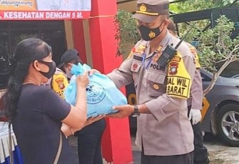 Polsek Tanjung Pinang Barat Bersama Yayasan Heng Heng Sia Bagikan 300 Paket Sembako 