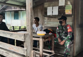 Ciptakan Kemanunggalan TNI Dengan Rakyat Babinsa Koramil 1206-03/Batang Lupar Komsos Dengan Warga 