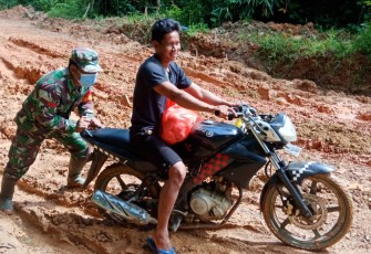 Dengan Sigap Babinsa Anggota Koramil  17/Silat Hulu Bantu Warga Dorong Motor