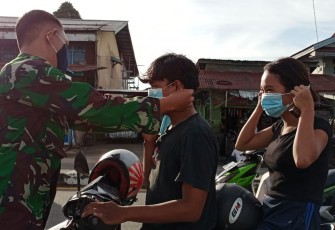 AKSI BABINSA BAGIKAN MASKER UPAYA MEMBERIKAN KESADARAN KEPADA WARGA