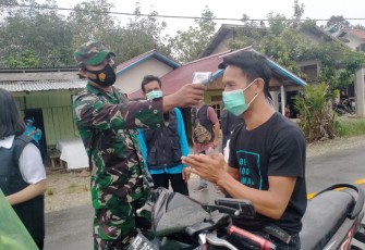 BABINSA KORAMIL 11/SILAT HILIR HADANG WARGA KELUAR MASUK DESA