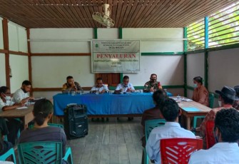 Babinsa Monitor Pembagian BLT-DD Agar Tetap Mematuhi Prokes