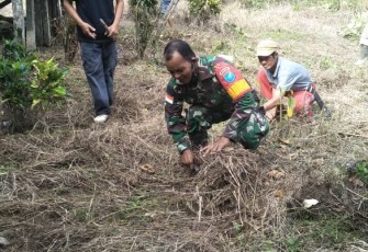 Wujud Kekompakan Babinsa Dan Masyarakat Melaksanakan Karya Bakti